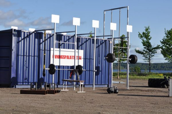 Container med riggar på två långsidor